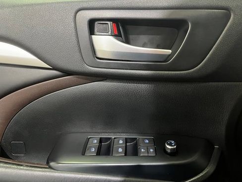 Certified 2019 Toyota Highlander XLE AWD/4WD image 16