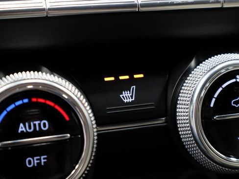 Used 2023 Genesis G70 2.0T image 5