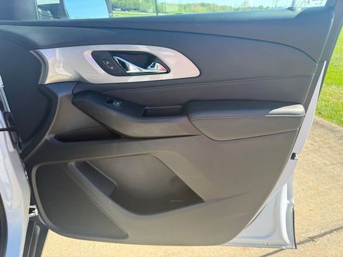 Used 2023 Chevrolet Traverse LT image 23