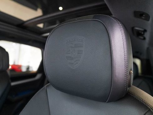 Certified 2025 Porsche Cayenne AWD/4WD image 6