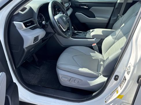 Used 2022 Toyota Highlander XLE FWD image 9
