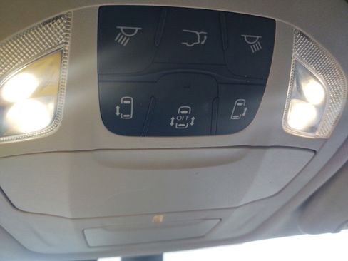 Used 2021 Chrysler Pacifica Touring-L image 25