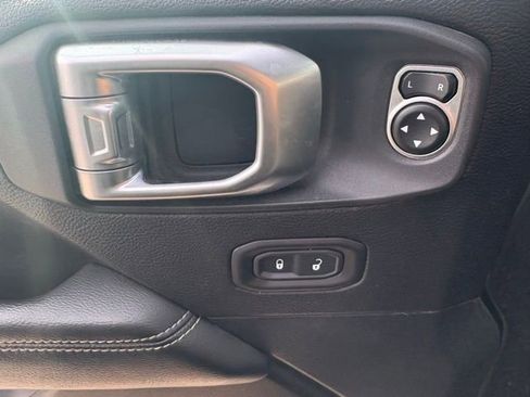 Used 2019 Jeep Wrangler Unlimited Sahara image 11