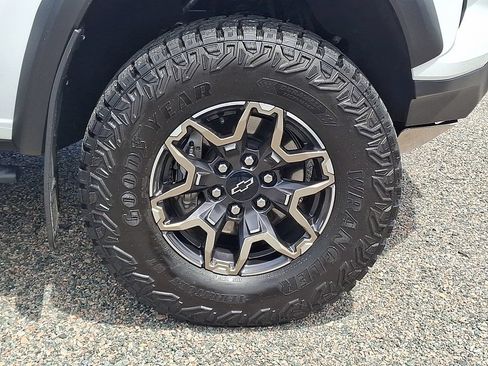 Used 2024 Chevrolet Colorado ZR2 w/ Safety Package AWD/4WD image 11