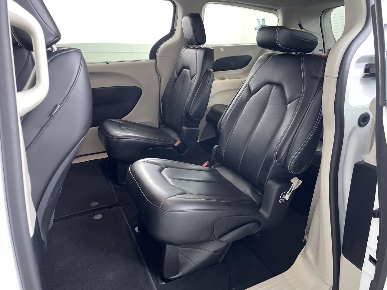 Used 2023 Chrysler Pacifica Touring-L FWD image 20