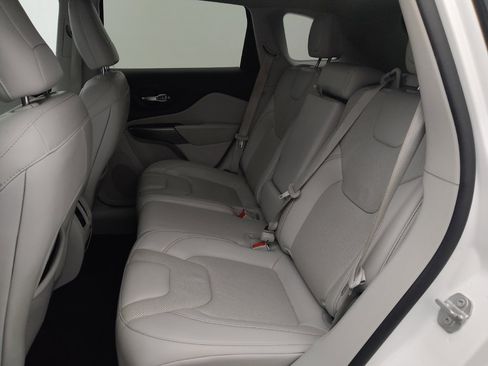 Used 2021 Jeep Cherokee Latitude Lux w/ Mopar Interior Package FWD image 18