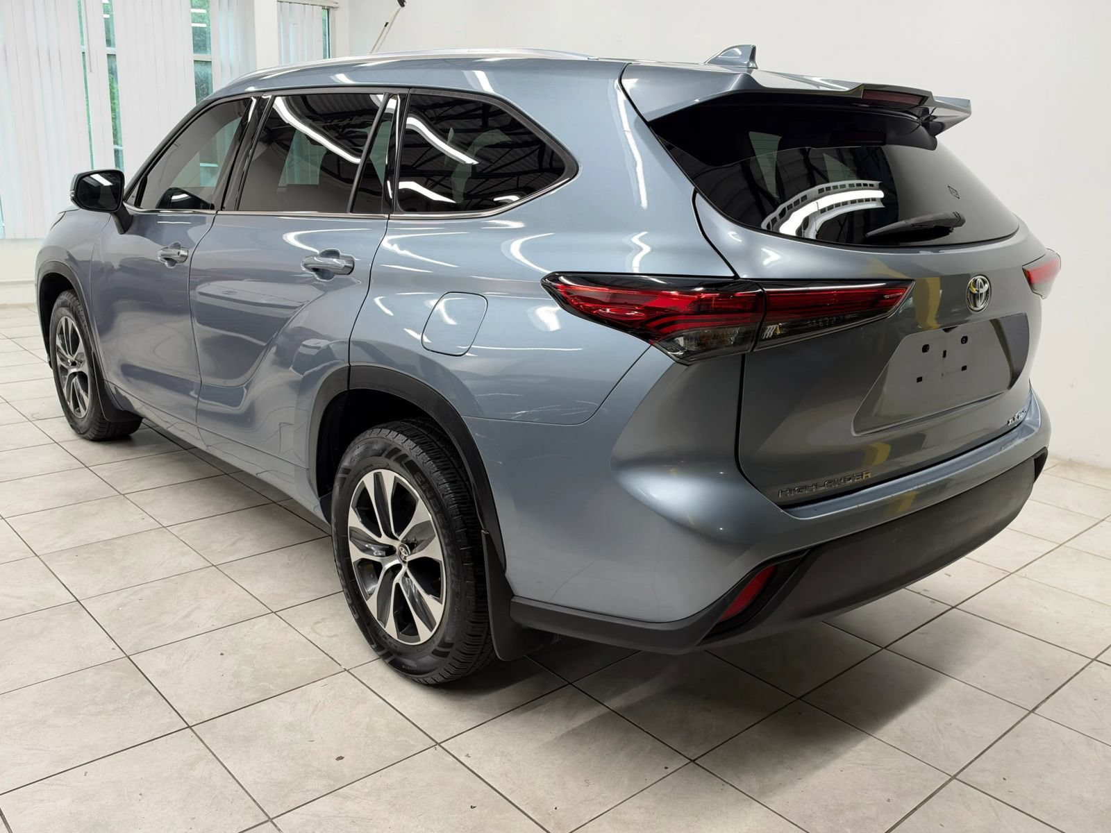 Used 2020 Toyota Highlander XLE AWD/4WD image 7