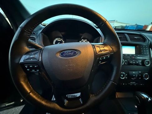 Used 2018 Ford Explorer XLT AWD/4WD image 12