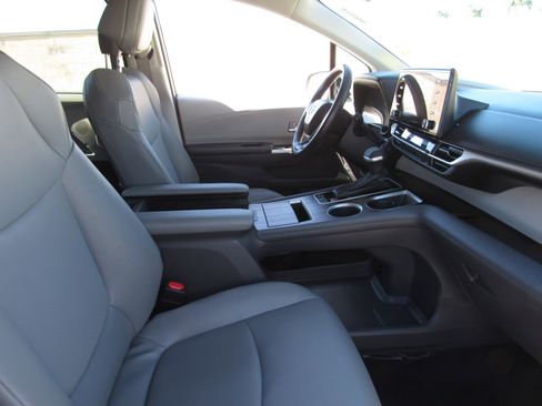 Used 2024 Toyota Sienna XLE image 13