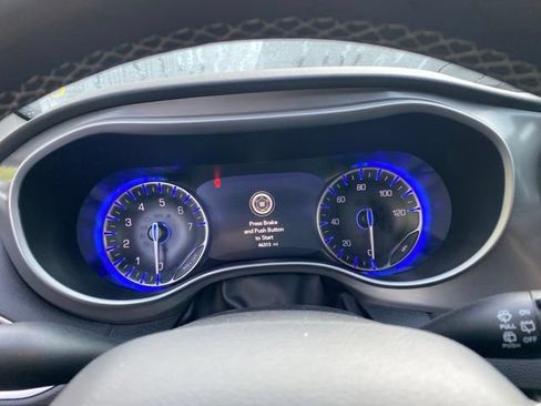 Used 2025 Chrysler Pacifica Select FWD image 18
