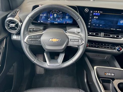 Used 2025 Chevrolet Equinox LT w/ Convenience Package II FWD image 17