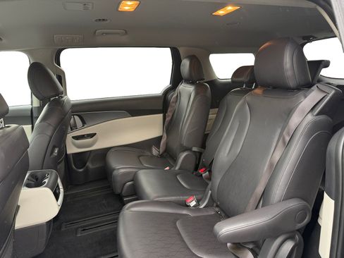 Used 2024 Kia Carnival LX image 11