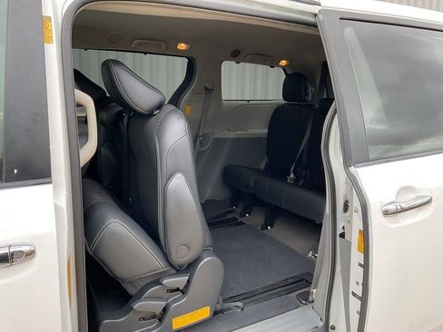 Used 2014 Toyota Sienna SE image 18