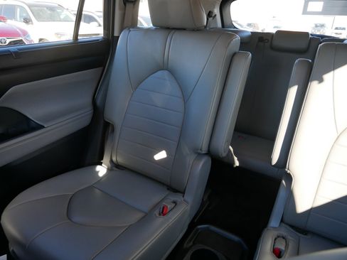 Used 2022 Toyota Highlander XLE image 12