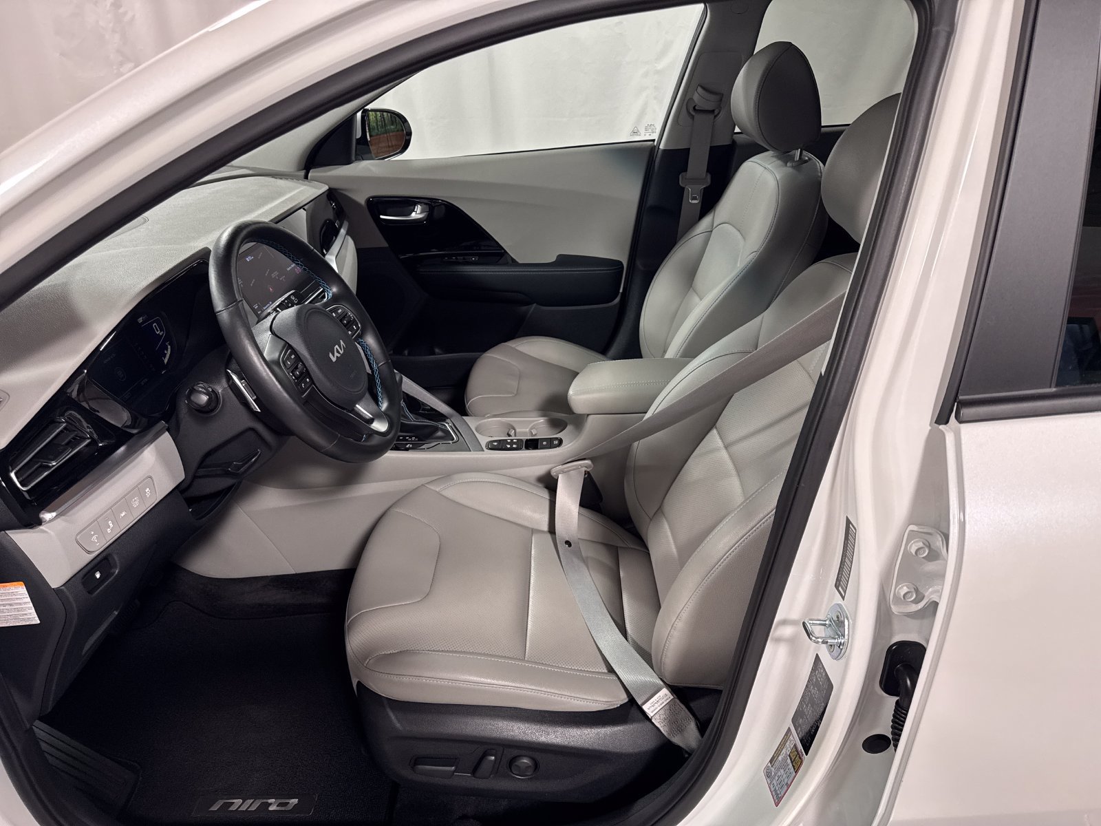Certified 2022 Kia Niro EX Premium FWD image 3