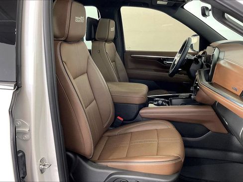 Used 2025 Chevrolet Tahoe High Country AWD/4WD image 10