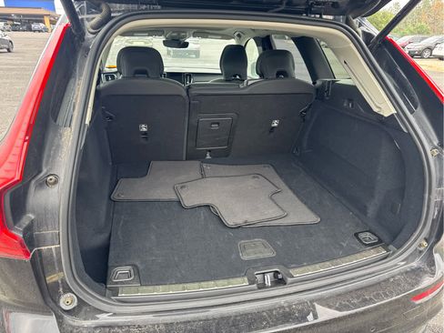 Used 2025 Volvo XC60 B5 Plus image 9