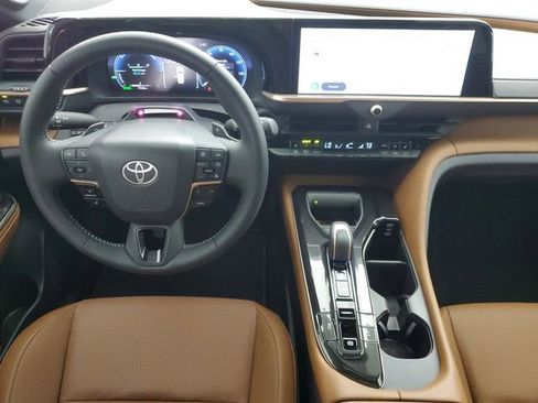Used 2025 Toyota Crown Signia w/ Advanced Technology Package image 17