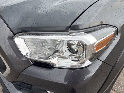 Used 2022 Toyota Tacoma SR5 w/ Technology Package RWD image 9