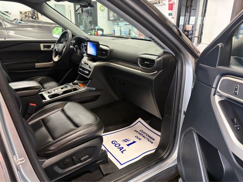 Used 2023 Ford Explorer XLT w/ Equipment Group 202A AWD/4WD image 30