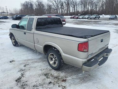 Used 2000 Chevrolet S10 Pickup LS w/ Preferred Equipment Group image 2