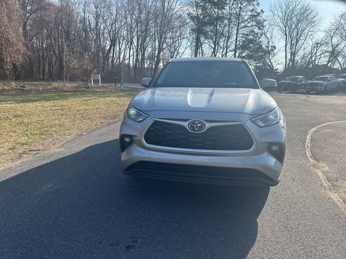 Used 2024 Toyota Highlander LE image 2