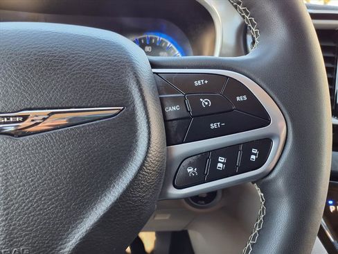 Used 2023 Chrysler Pacifica Touring-L image 15