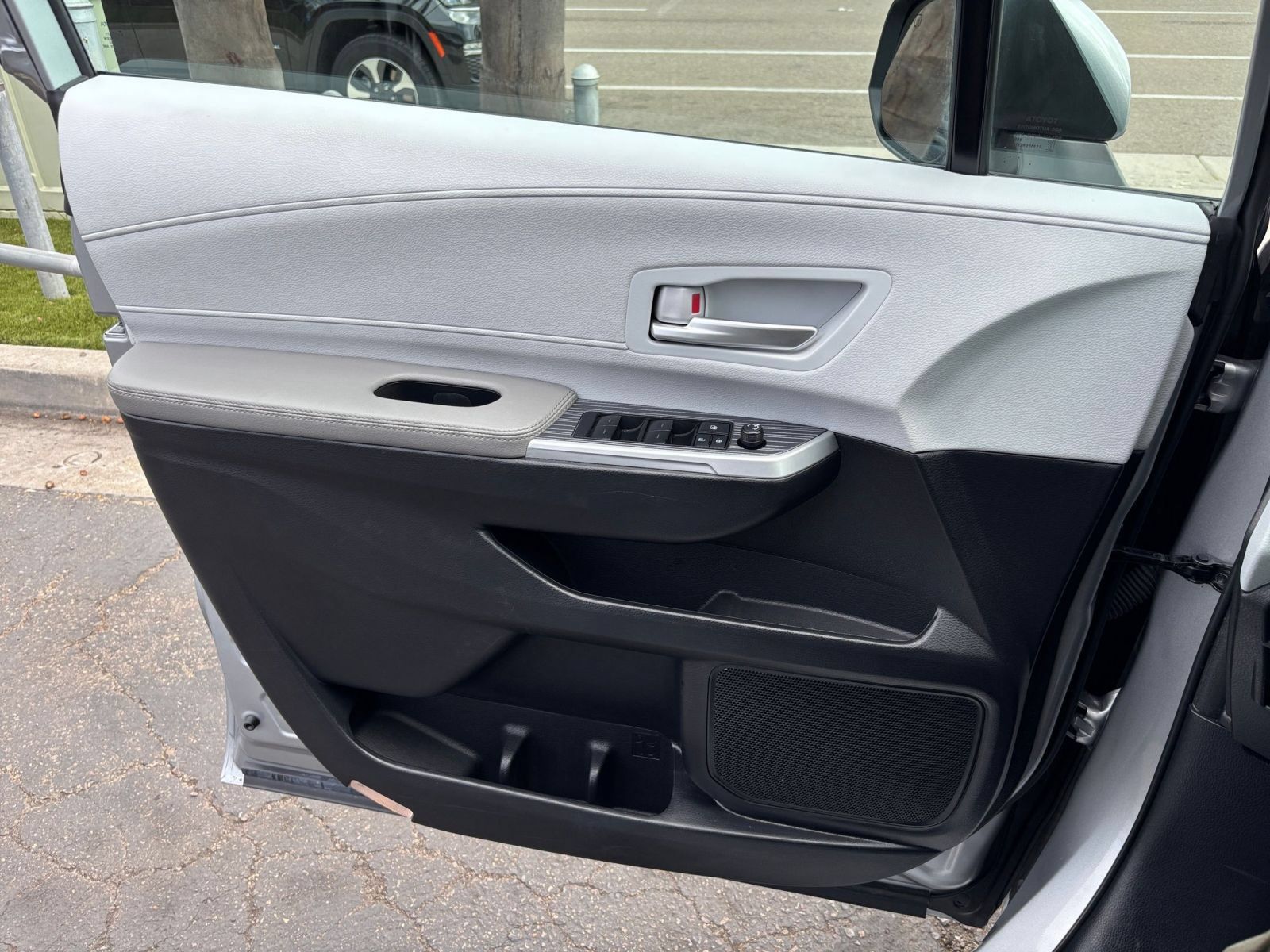 Used 2025 Toyota Sienna XLE FWD image 18