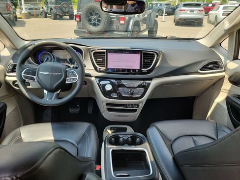 Used 2023 Chrysler Pacifica Touring-L FWD image 10