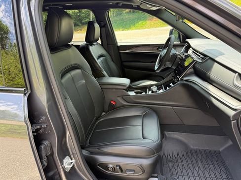 Used 2025 Jeep Grand Cherokee Limited w/ Luxury Tech Group II image 20