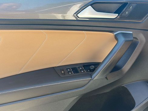 Used 2023 Volkswagen Tiguan SE w/ Panoramic Sunroof Package FWD image 16