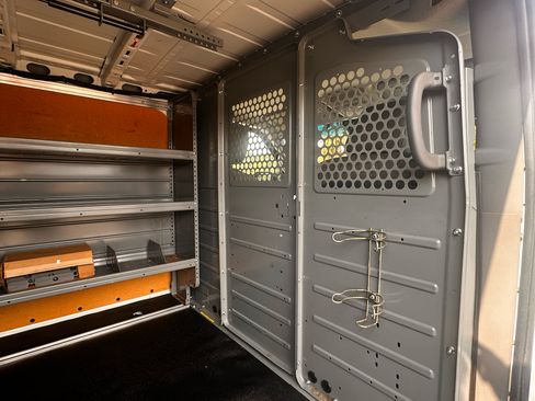 Used 2015 Nissan NV 2500 SV image 40