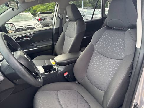 Used 2025 Toyota RAV4 XLE AWD/4WD image 15