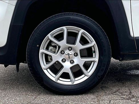 Used 2023 Jeep Renegade Latitude AWD/4WD image 9