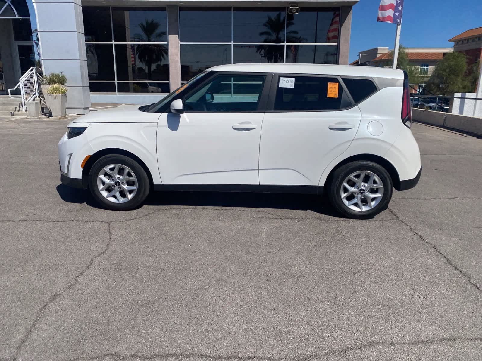 Used 2025 Kia Soul LX w/ LX Technology Package FWD image 10