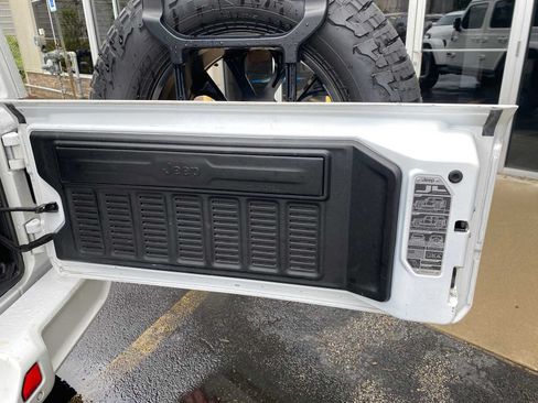 Used 2021 Jeep Wrangler Unlimited Sahara AWD/4WD image 36