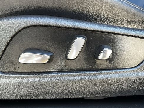 Used 2025 Cadillac XT6 Premium Luxury image 25