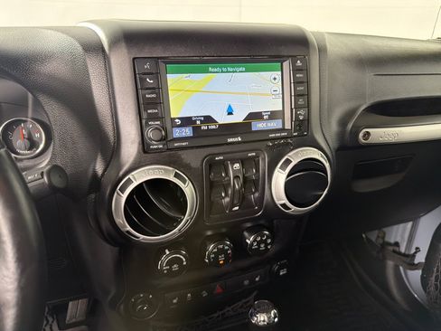 Used 2015 Jeep Wrangler Unlimited Rubicon AWD/4WD image 13