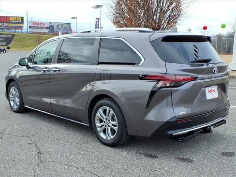 Certified 2023 Toyota Sienna Platinum image 5