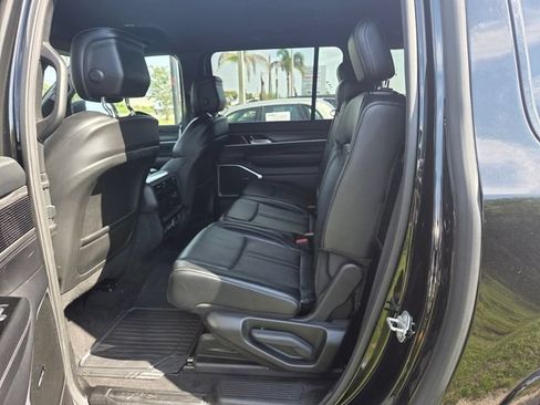 Used 2024 Jeep Wagoneer L Series II w/ Flexible Seating Group AWD/4WD image 9