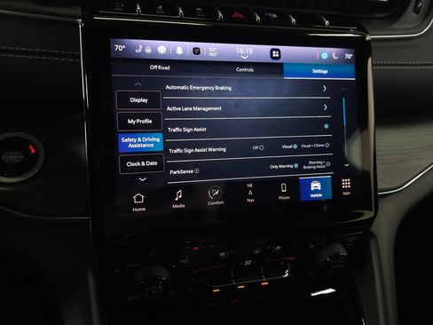 Used 2023 Jeep Grand Cherokee Overland w/ Luxury Tech Group IV AWD/4WD image 27
