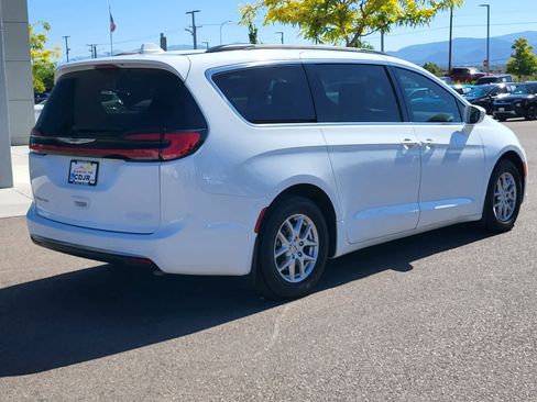 Used 2022 Chrysler Pacifica Touring-L FWD image 5
