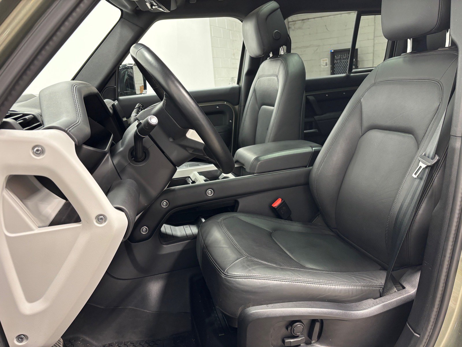 New 2025 Land Rover Defender 110 X-Dynamic SE AWD/4WD image 24