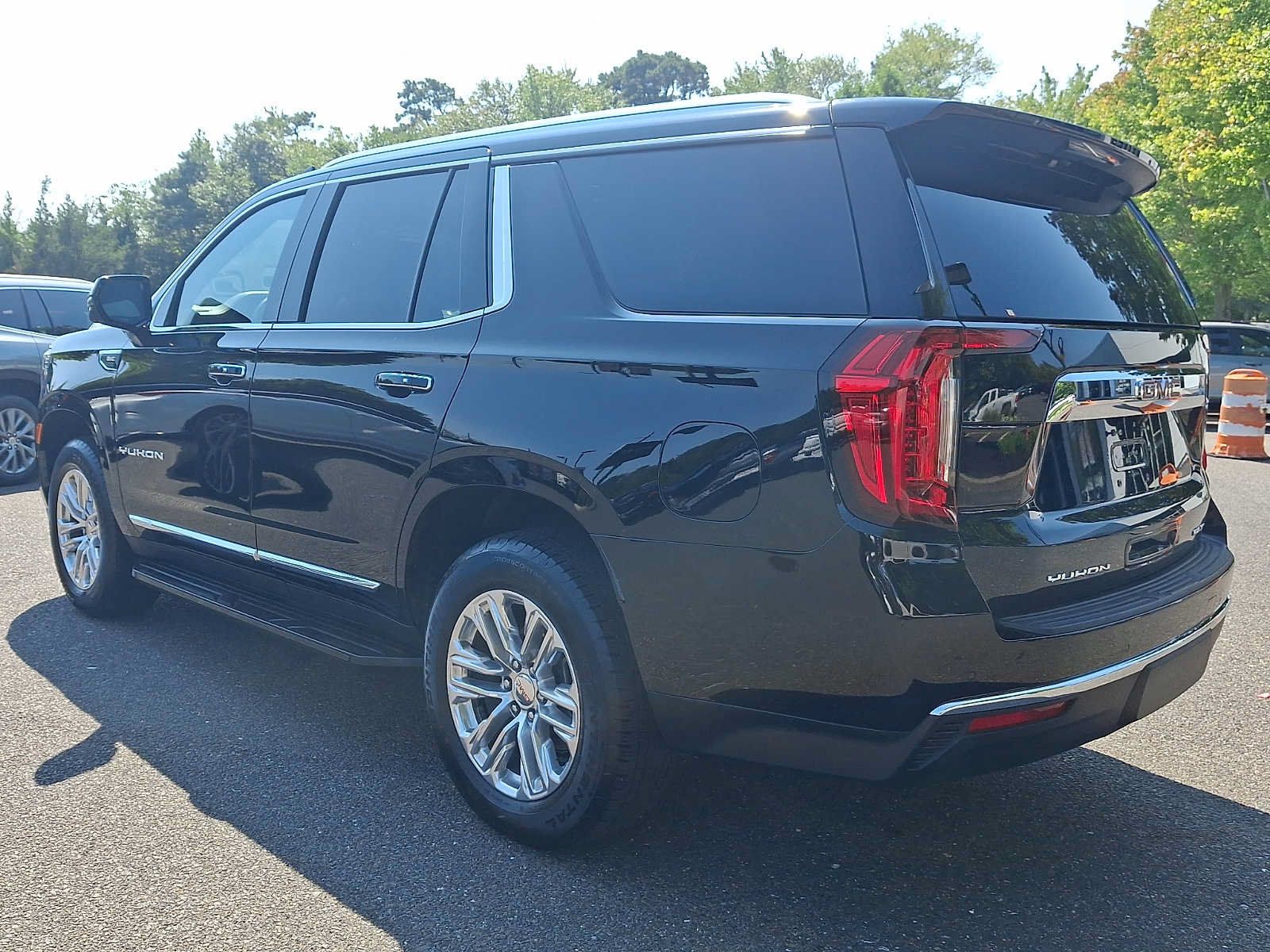 Used 2024 GMC Yukon SLT w/ SLT Luxury Package AWD/4WD image 4