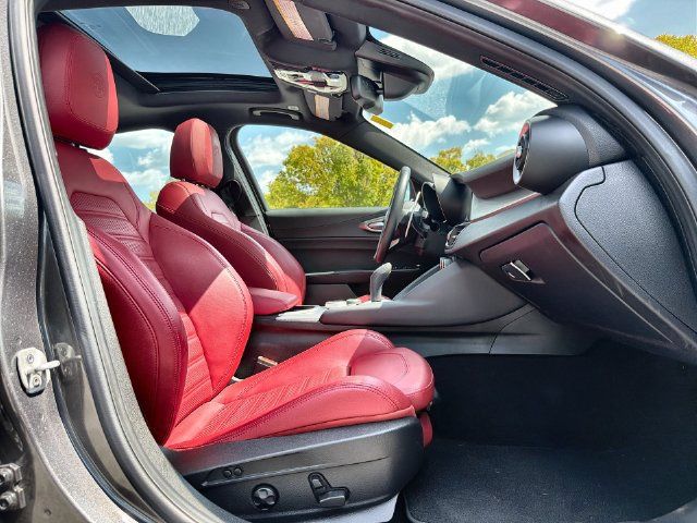 Used 2023 Alfa Romeo Giulia Veloce RWD image 25
