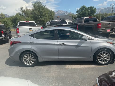 Used 2015 Hyundai Elantra SE w/ Option Group 02 FWD image 4