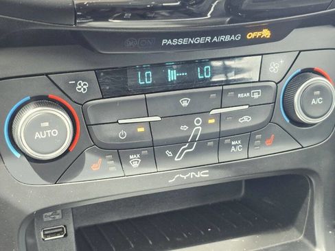 Used 2017 Ford Focus Titanium FWD image 21