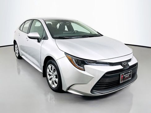 Used 2025 Toyota Corolla LE image 3