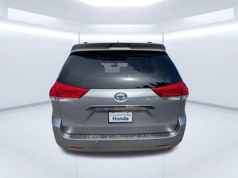 Used 2014 Toyota Sienna Limited w/ Limited Premium Package FWD image 5