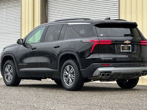 Used 2025 Chevrolet Traverse LT image 5